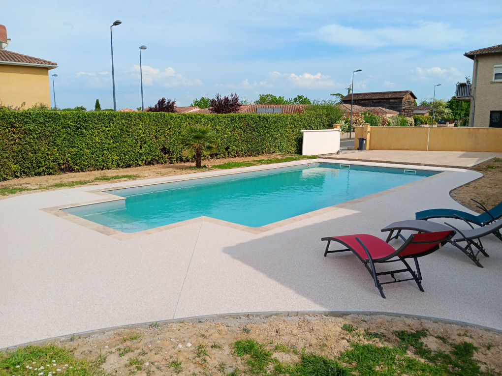 Moquette de pierre bord de piscine réalisée par DCMEV Albi Tarn